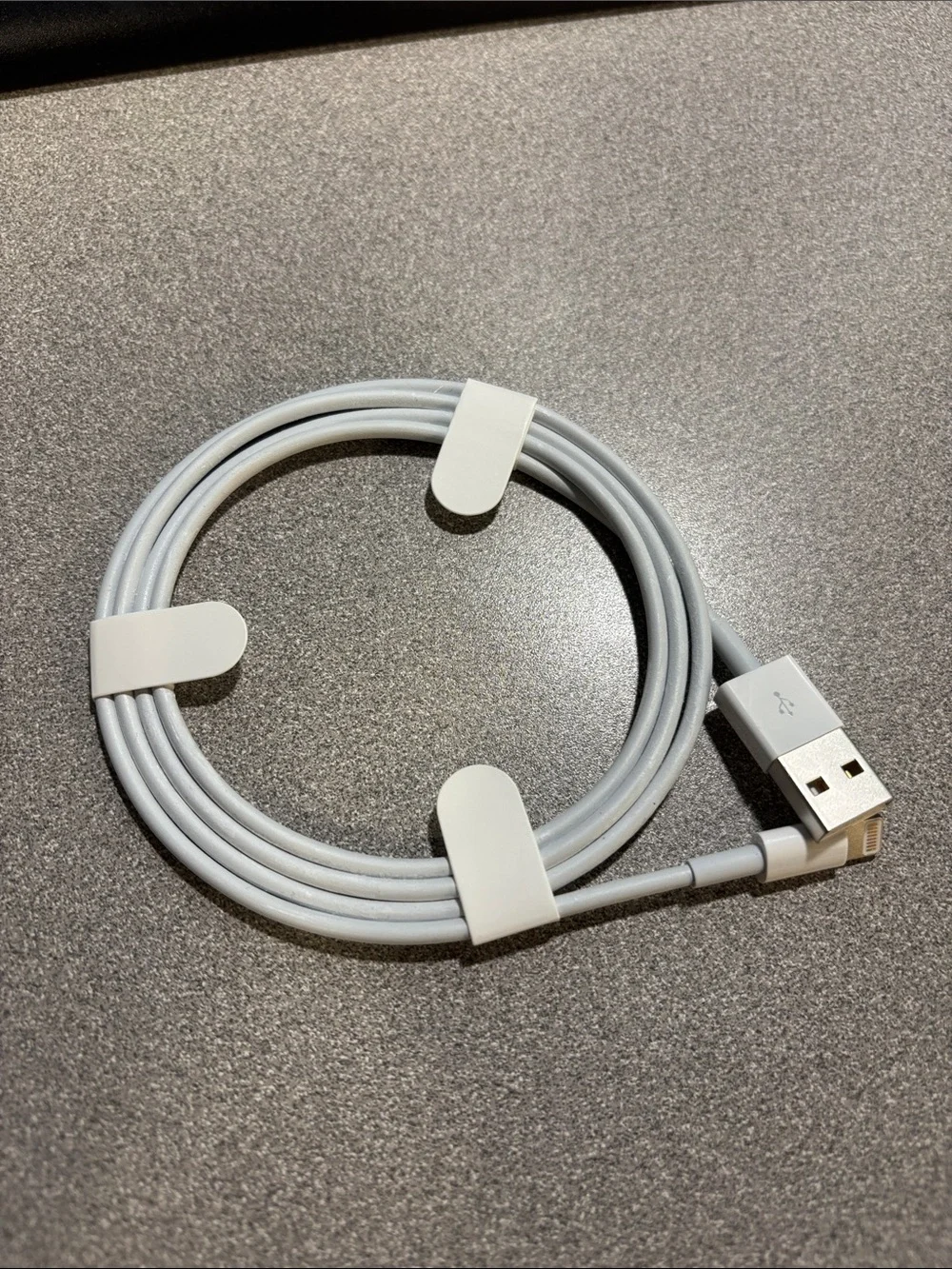 White Lightning to USB 2.0 Charging & Sync Cable (1m long)